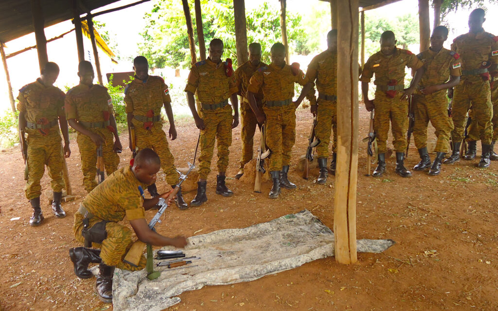 soldati burkinabè ricevono armamenti e addestramento